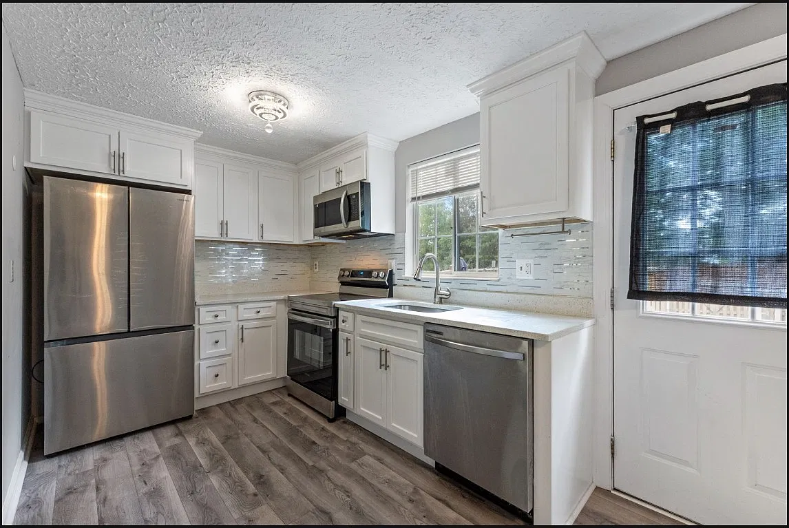 3 bed, 1450 sqft, $2,450 — Photo 2