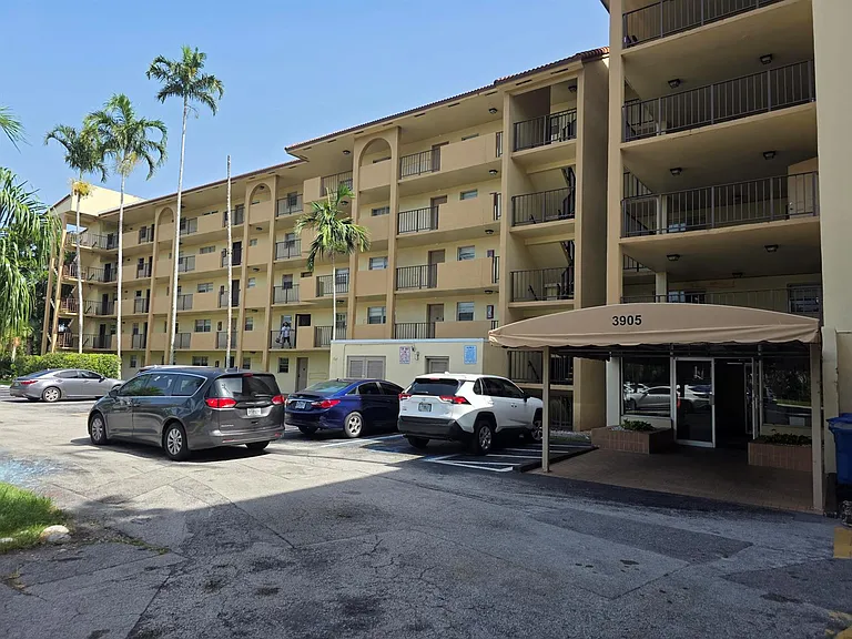 3905 N Nob Hill Rd #206 — Photo 2