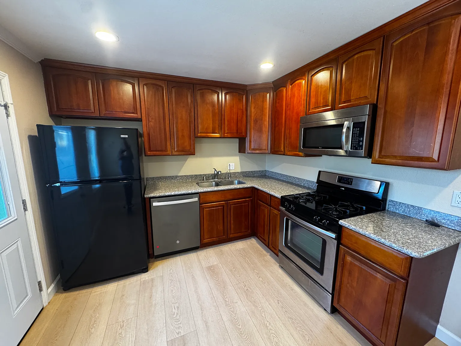 3 bed, 1140 sqft, $3,995 — Photo 3
