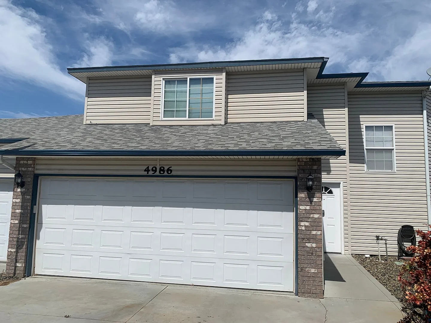 Townhome living, close to freeway, and downtown — Photo 1