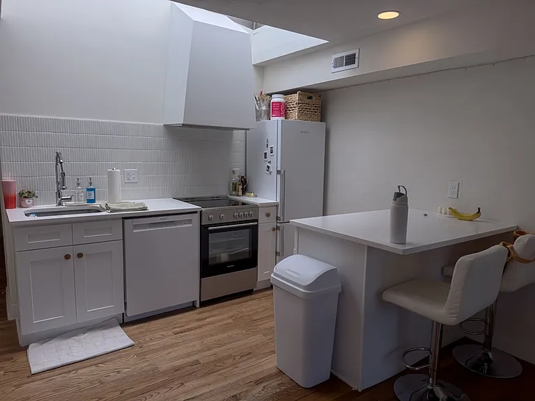 1934 Green St #3 — Photo 2