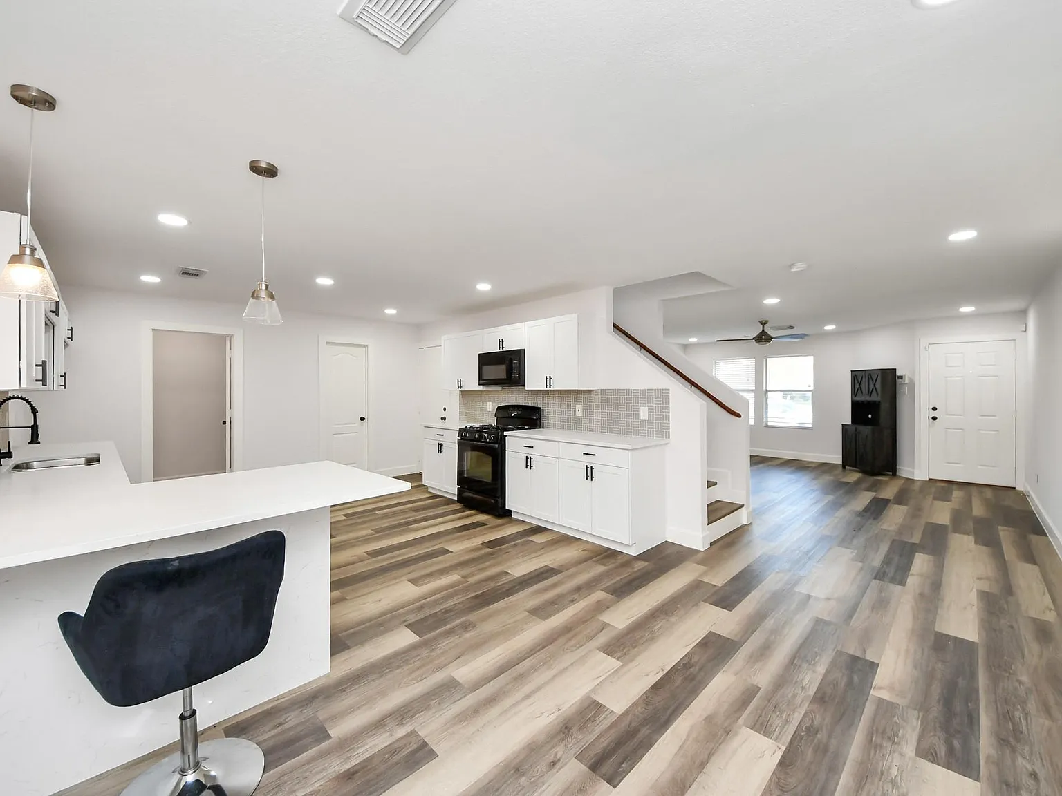 3 bed, 4.0 bath, 2200 sqft, $2,100 — Photo 2