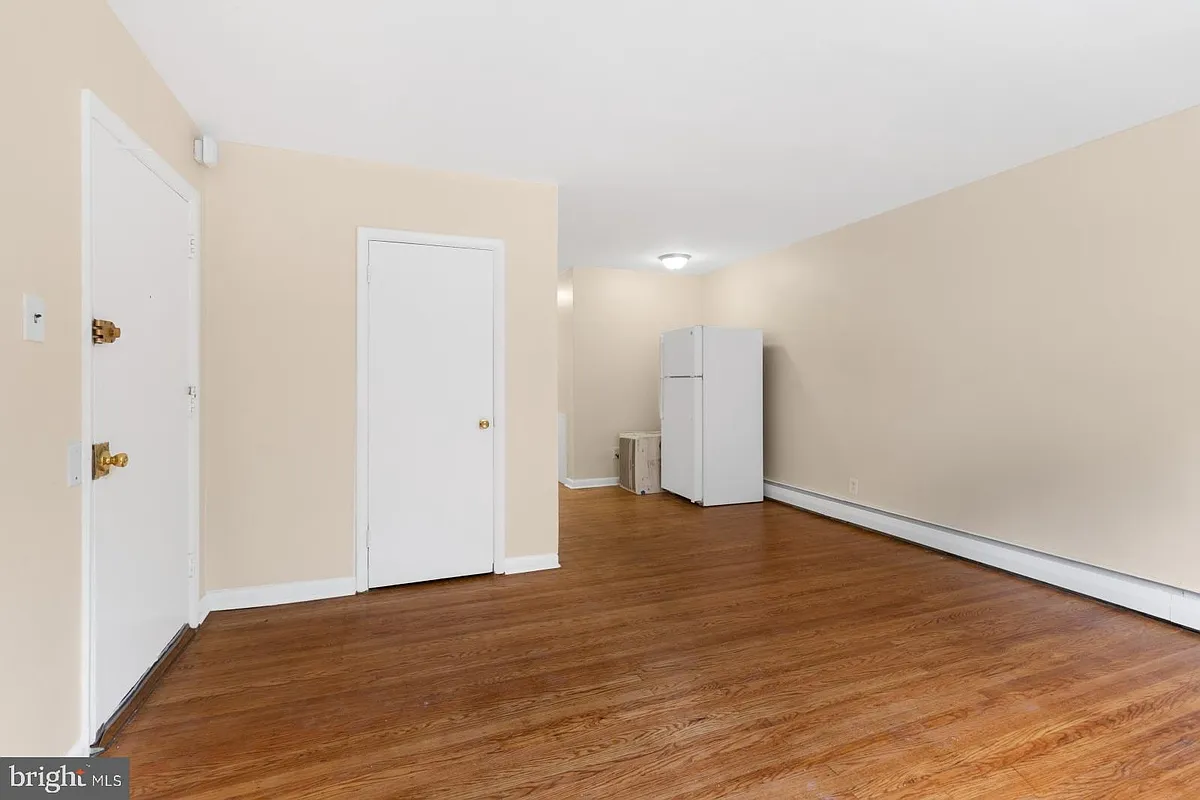 Building Photo - 5990 Henry Ave #2