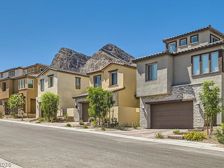 11604 Desert Hollow Ave — Photo 3