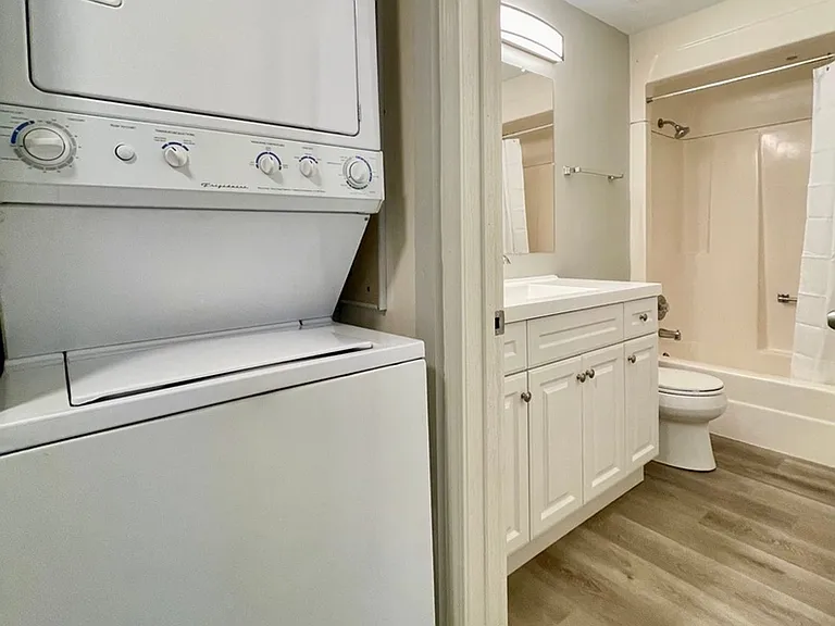 Renovated Apartment With In-Unit Washer-Dryer & Garage Parking! — Photo 8