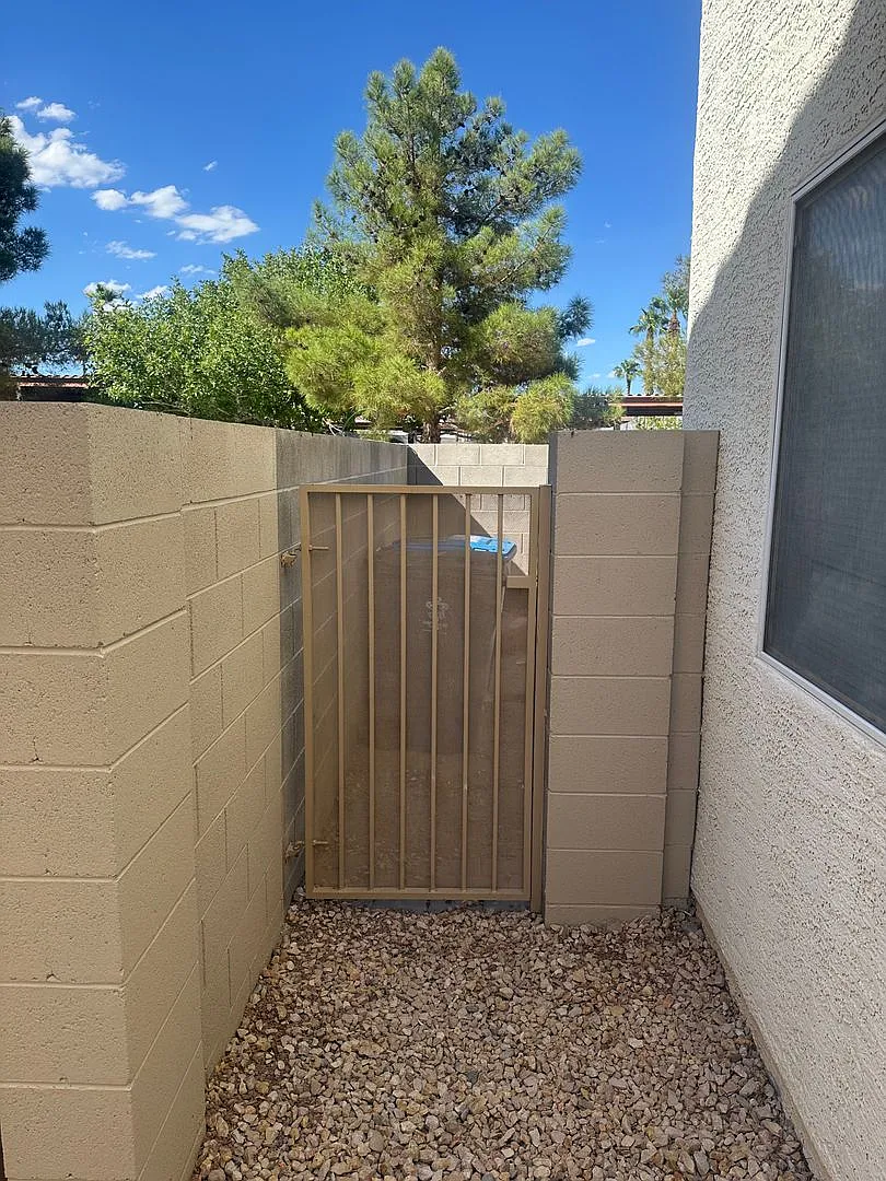 NW!! Community Pool!! Spa!! RV Parking!! 1 Car Garage!! Back yard!! — Photo 3