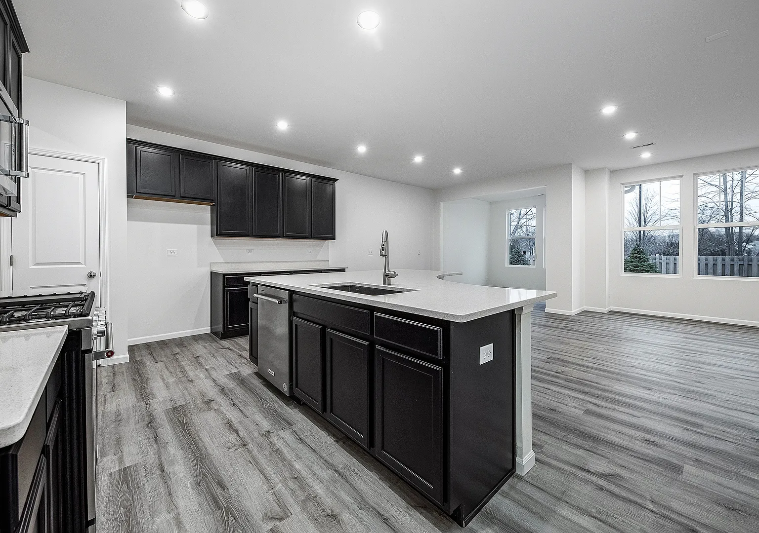 3 bed, 2.5 bath, 2601 sqft, $3,200 — Photo 2