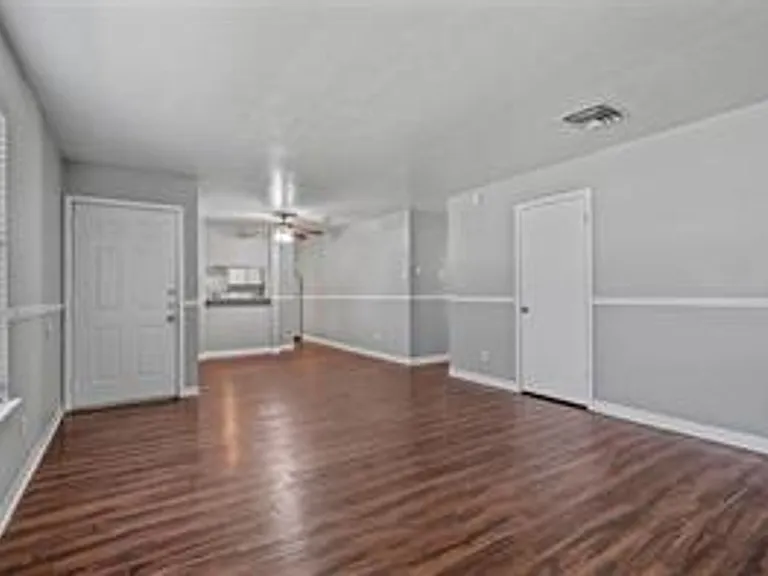 Ennis Place Apartments: Leasing Specials! Great location & Upgrades! — Photo 3