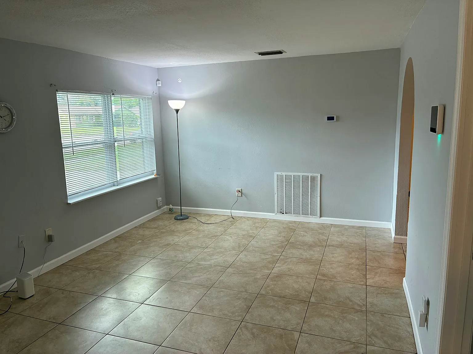 202 Essex Dr — Photo 3