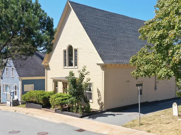 47 Kaulbach St, Lunenburg, NS B0J 2C0