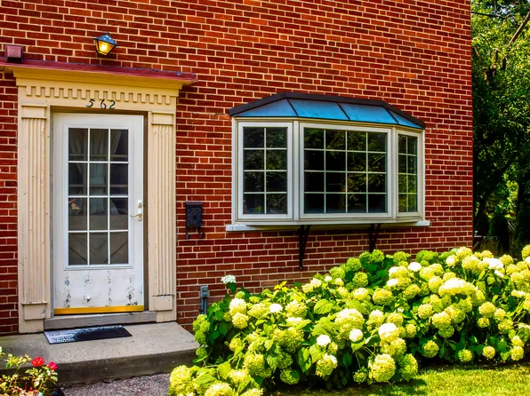 562 Green Bay Rd, Glencoe, IL 60022