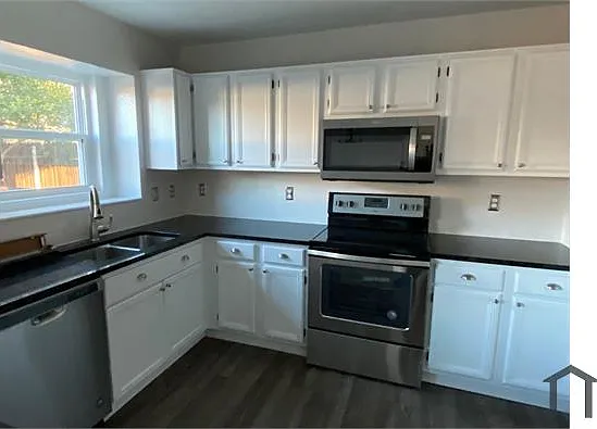 3 bed, 1390 sqft, $2,250 — Photo 3