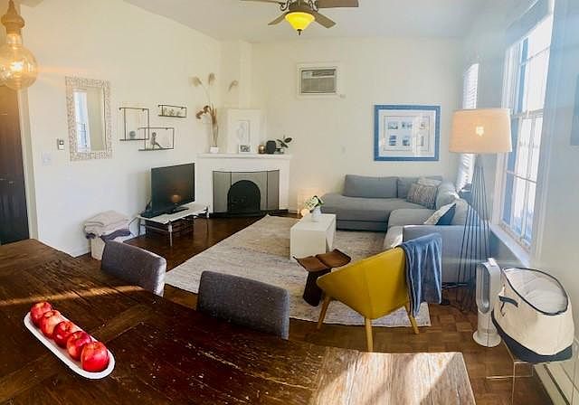 1st image of 1819 N Lincoln Park W