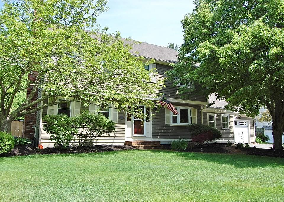 1st image of 28 Sleepy Hollow Dr