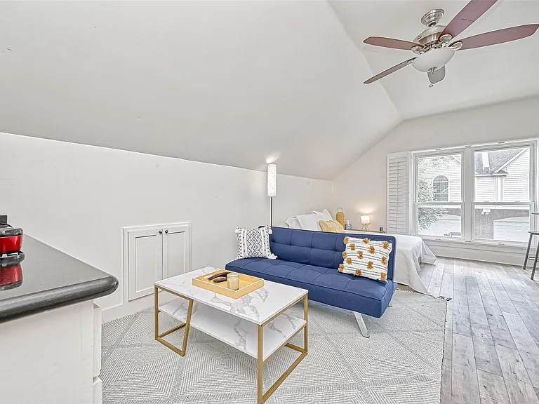 2112 Harold St — Photo 4