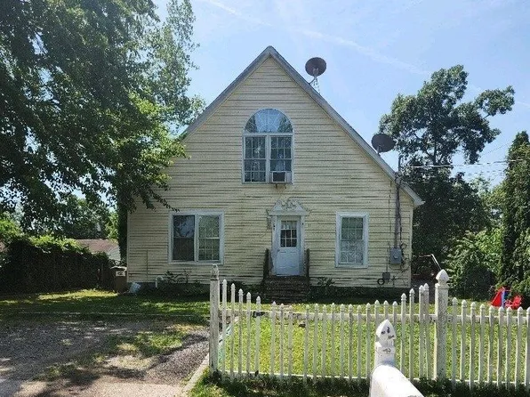 19 Moon Avenue, Riverhead, NY 11901