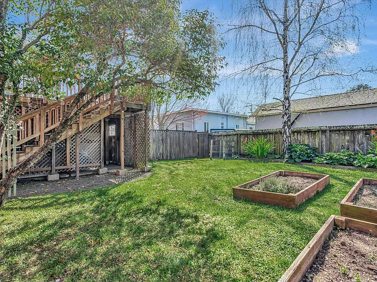 Mariposa Rd — Photo 33