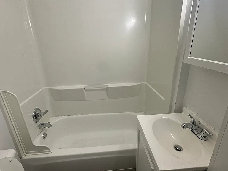1st floor full bathroom access from kitchen