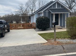 606 S Lewis St, Pickens, SC 29671