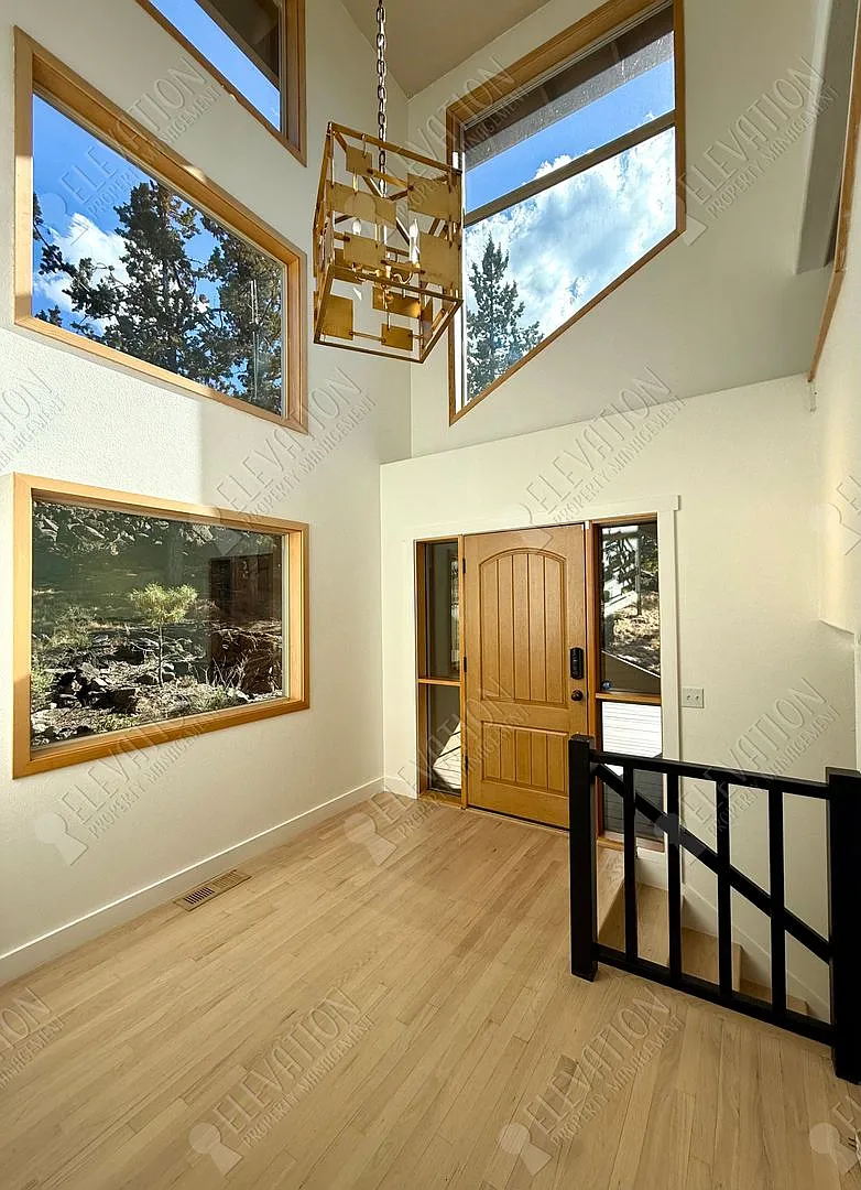 5BR / 3.5BA Forest Retreat in NW Bend with ADU included — Photo 3