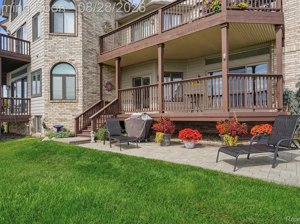 50717 Harbour View Dr N, New Baltimore, MI 48047