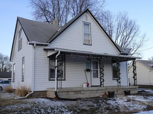 1st image of 905 C Ave W