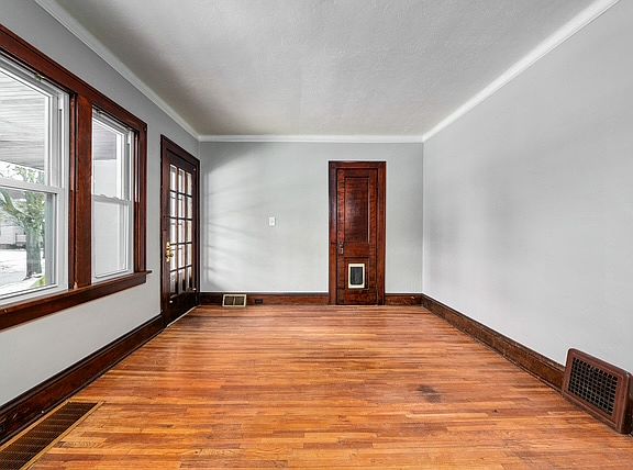 3rd image of 2052 Chesterland Ave #1