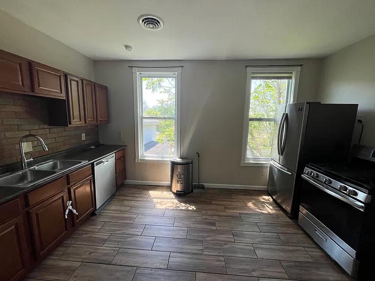 24 Woodlawn Ct #2 — Photo 3