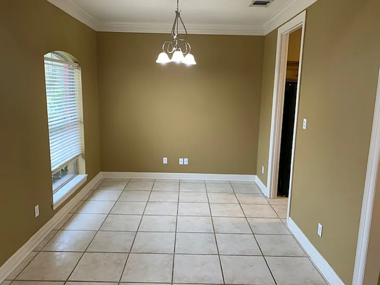 1201 Quincy Dr — Photo 3