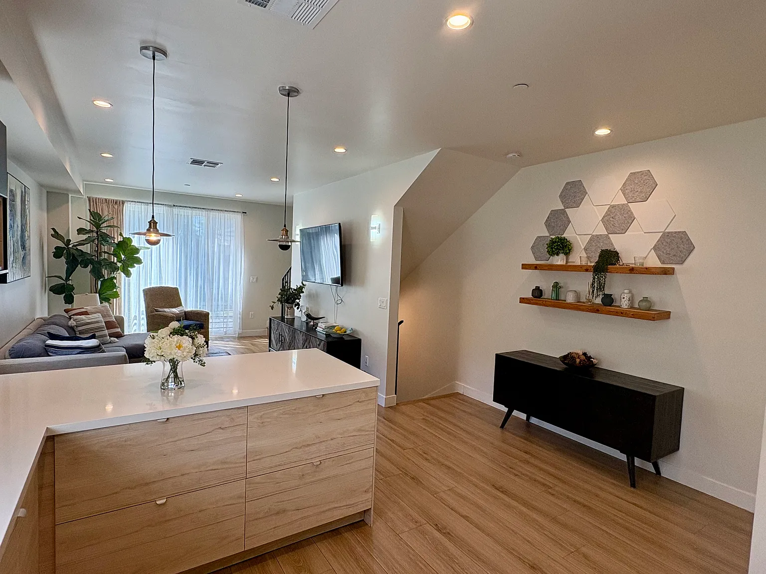 3 bed, 3.5 bath, 1750 sqft, $6,500 — Photo 3