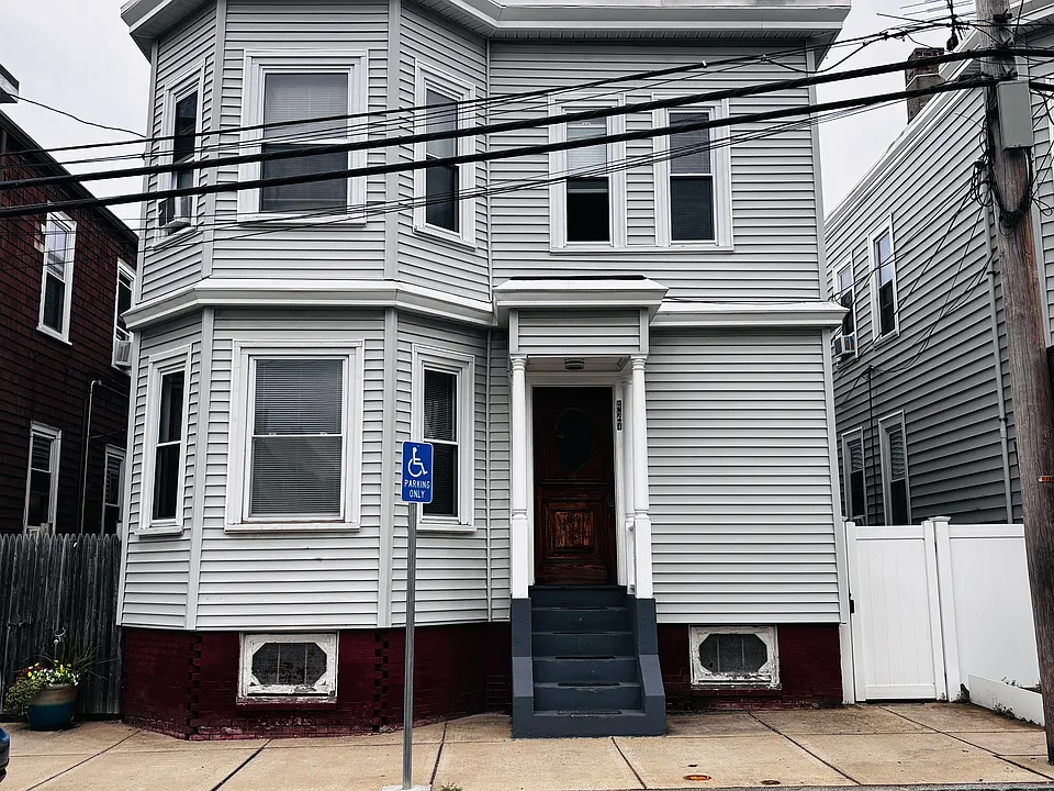 427 Winthrop St #1