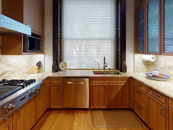 4th image of 60 W 70th St