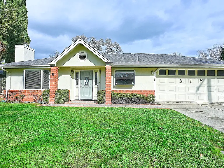 312 Gloria Dr — Photo 1