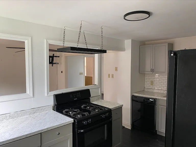 Kitchen (Gas Range, Dishwasher)