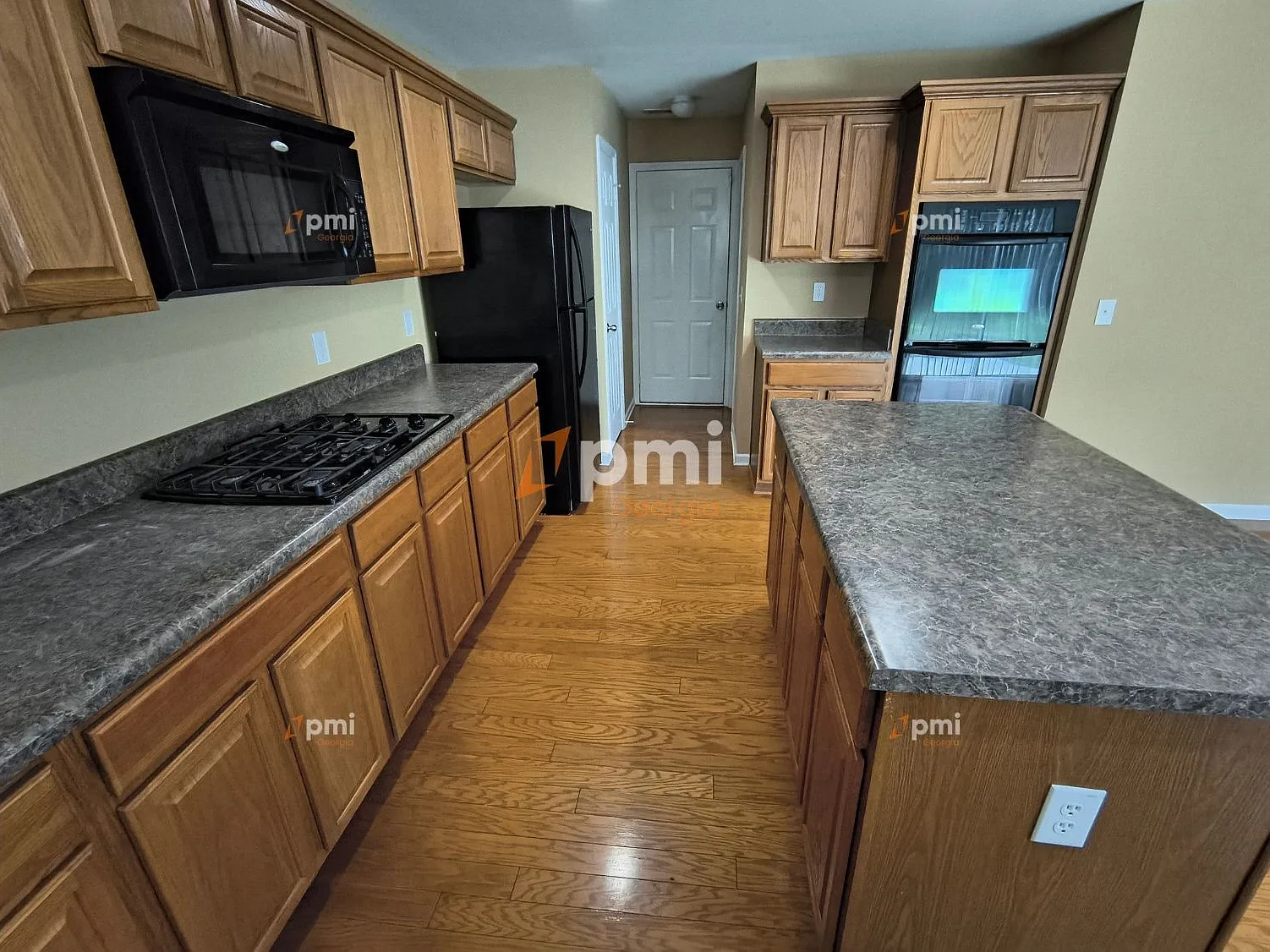 3 bed, 2.5 bath, 2044 sqft, $2,145 — Photo 2