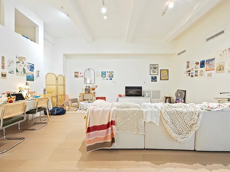 251 W 19th St #2C — Photo 17