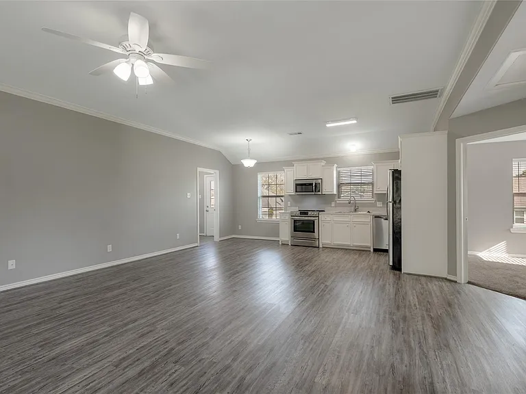 100 Shorewood Dr — Photo 5