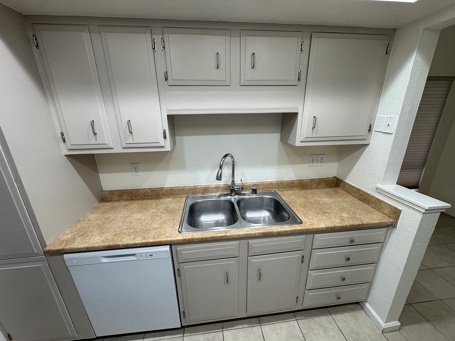 2 bed, 932 sqft, $3,300 — Photo 3