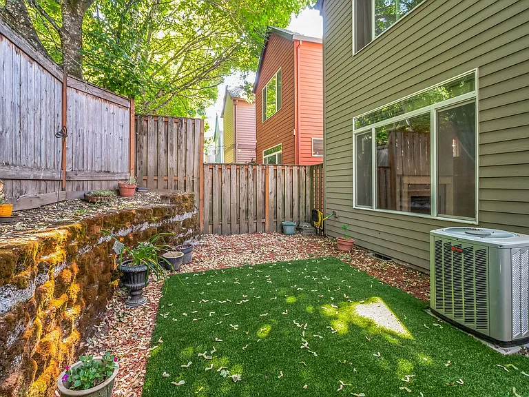 949 SE Tamango St — Photo 9