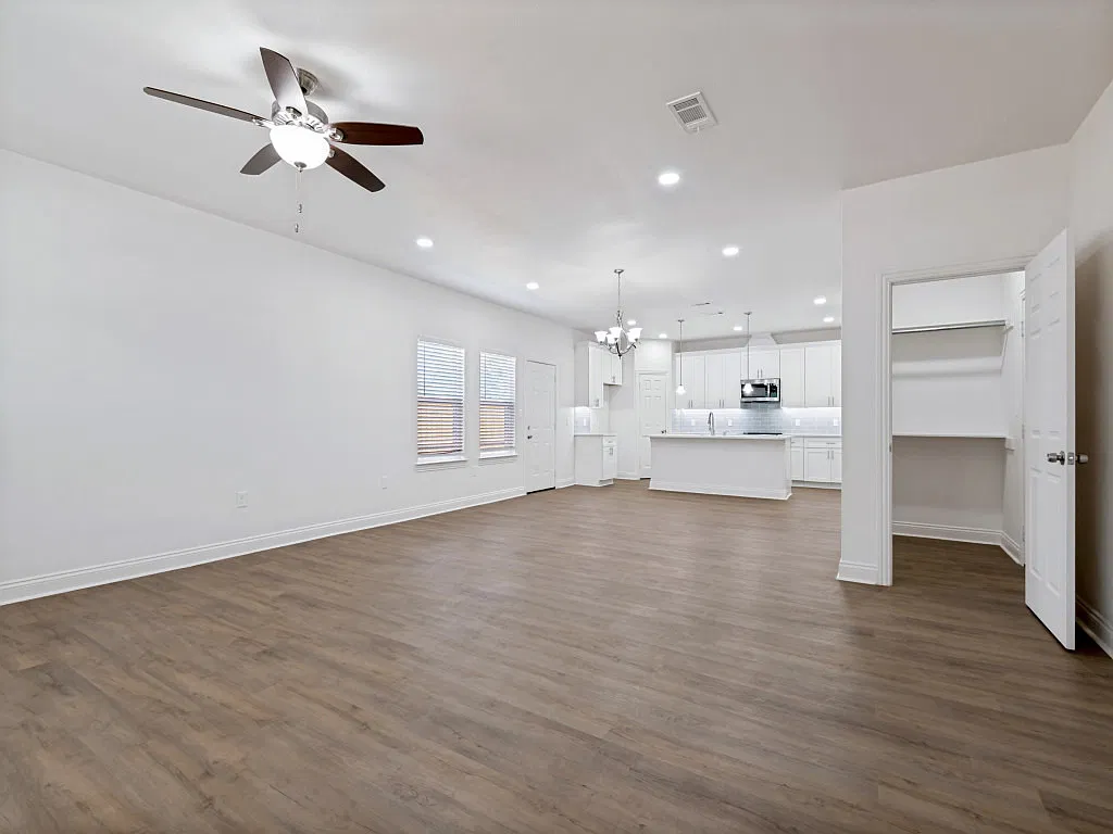 3 bed, 1967 sqft, $2,800 — Photo 2