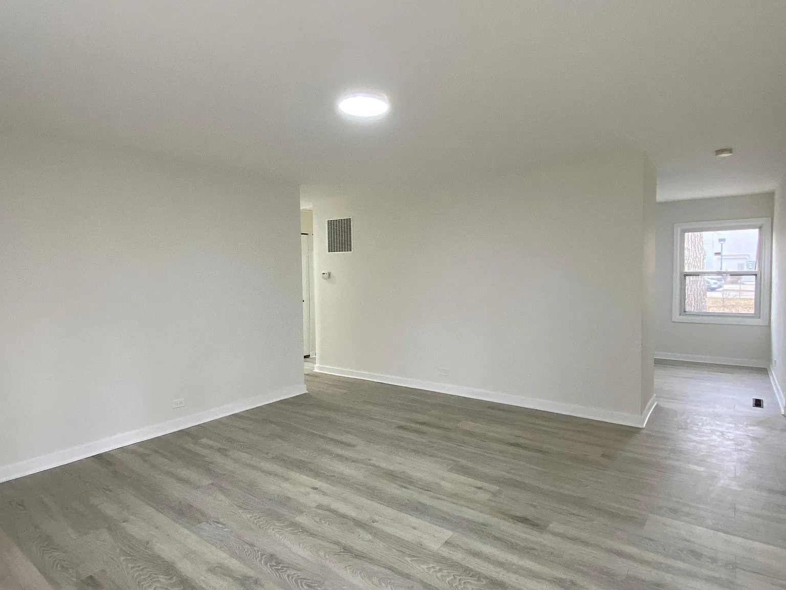 3 bed, 1005 sqft, $2,400 — Photo 4