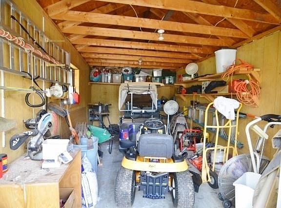 NOW THIS IS A WORKSHOP OR A FLEX AREA, FOR GOLF CART,MOWER ++