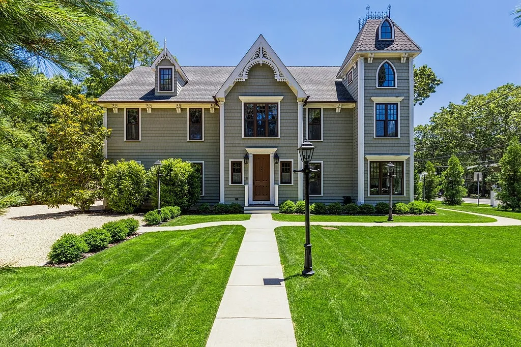 Charming Victorian Summer Rental in Sag Harbor Village. — Photo 1