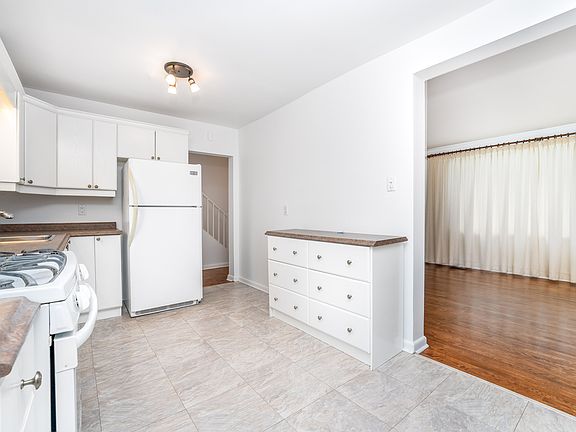 3rd image of 939 Weston Dr #1