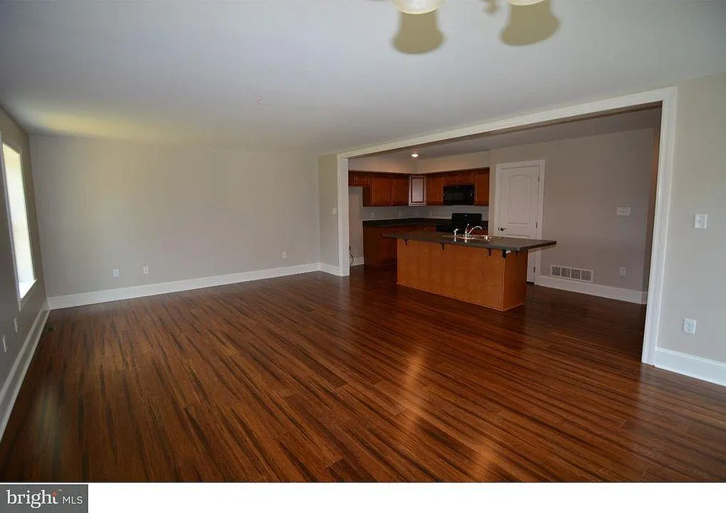 3 bed, 2.5 bath, 1700 sqft, $2,500 — Photo 4