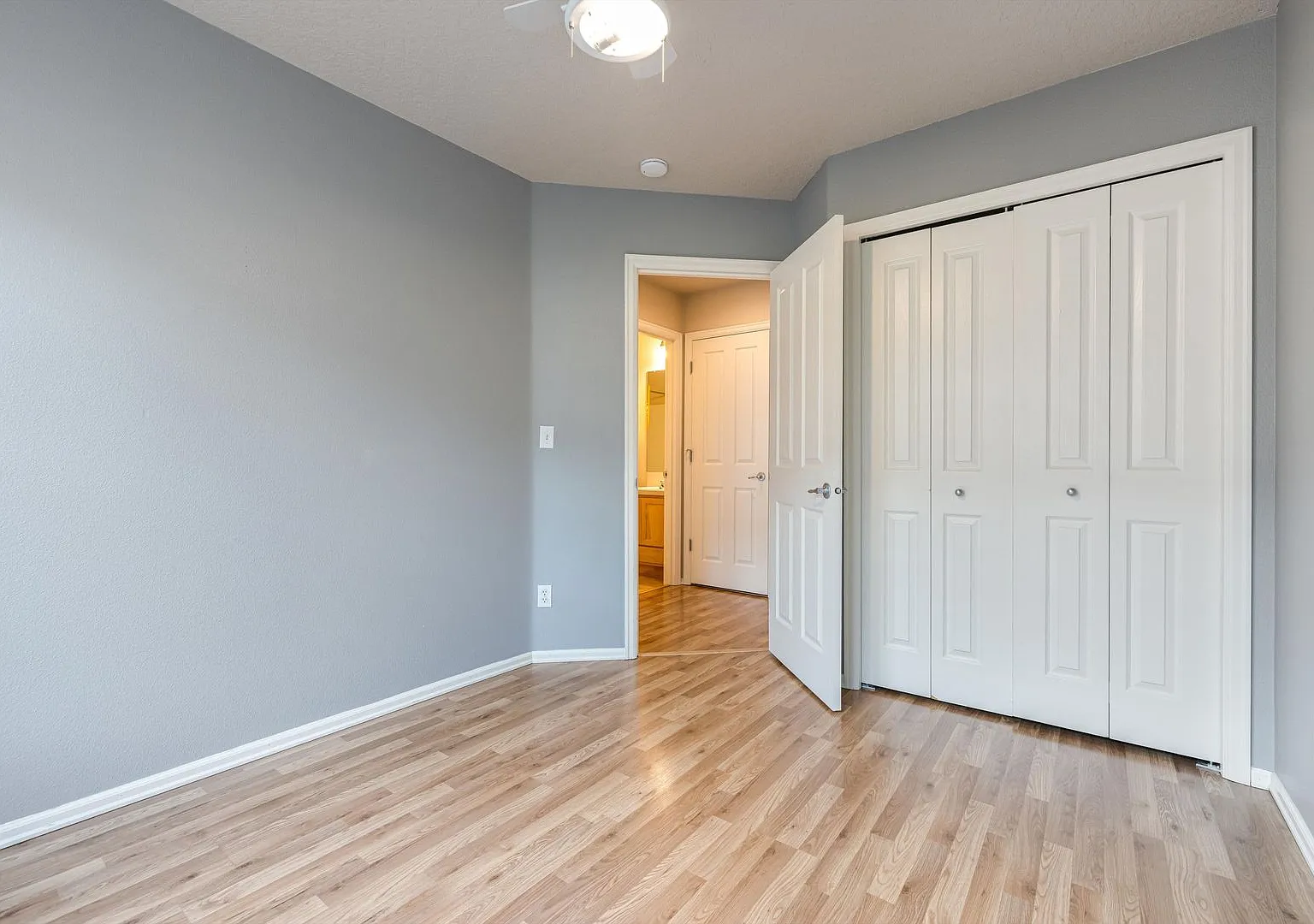 Lovely and bright townhouse with a hard wood flooring throughout, a 2 car garage, AC & more! — Photo 4
