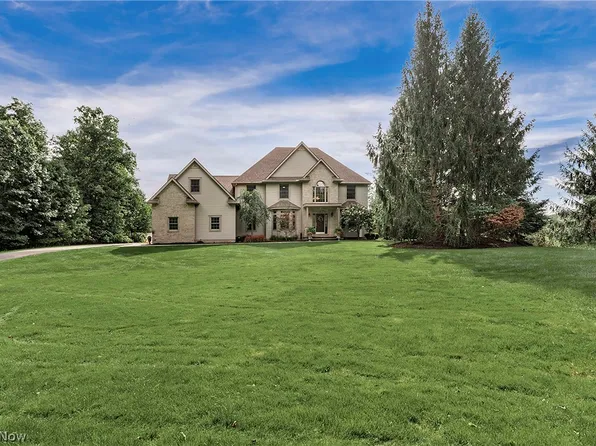 16685 Lucky Bell Ln, Chagrin Falls, OH 44023