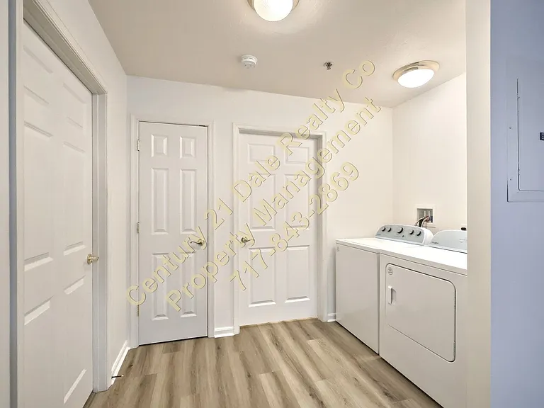 360 W Market St #B — Photo 12