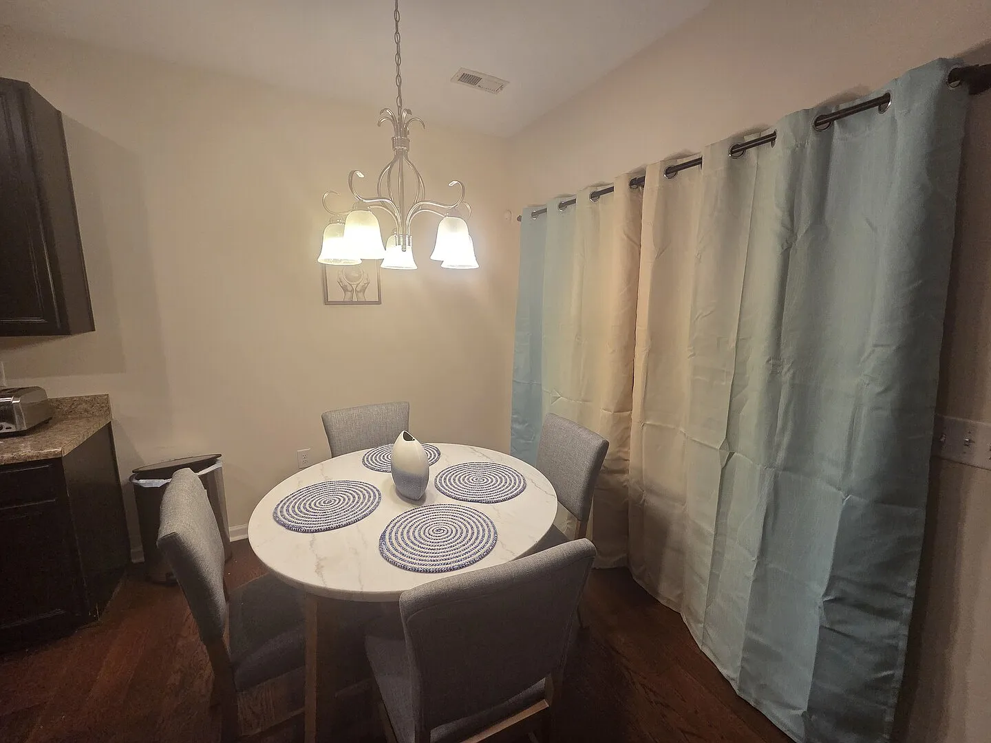 Quiet Oaks at Nanny Reams - Spacious 3BR Townhouse with New Furnishing — Photo 4