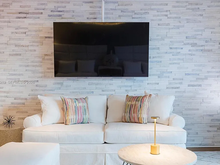 2301 Collins Ave #421 — Photo 4